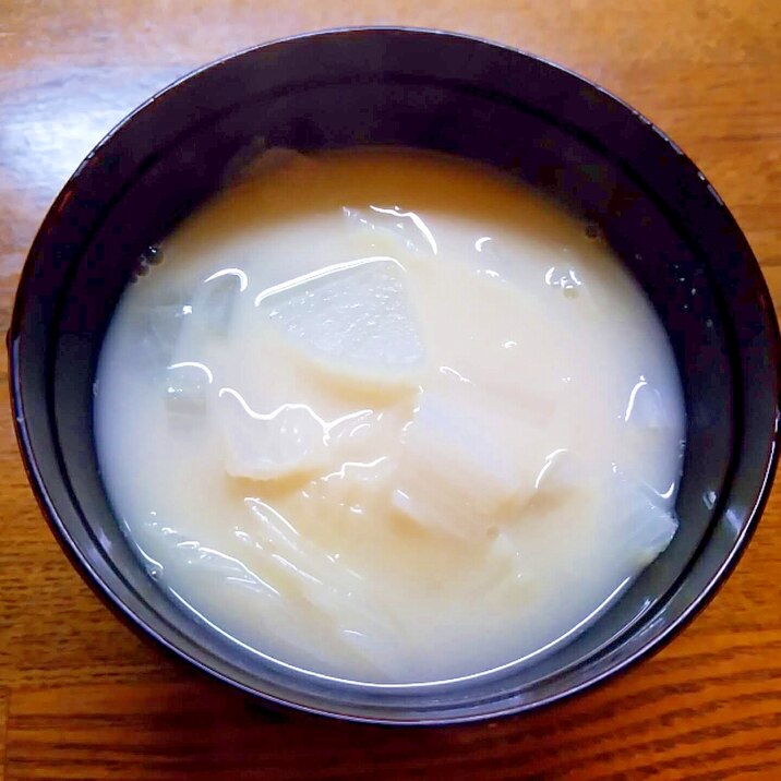 大根と白菜の白味噌汁